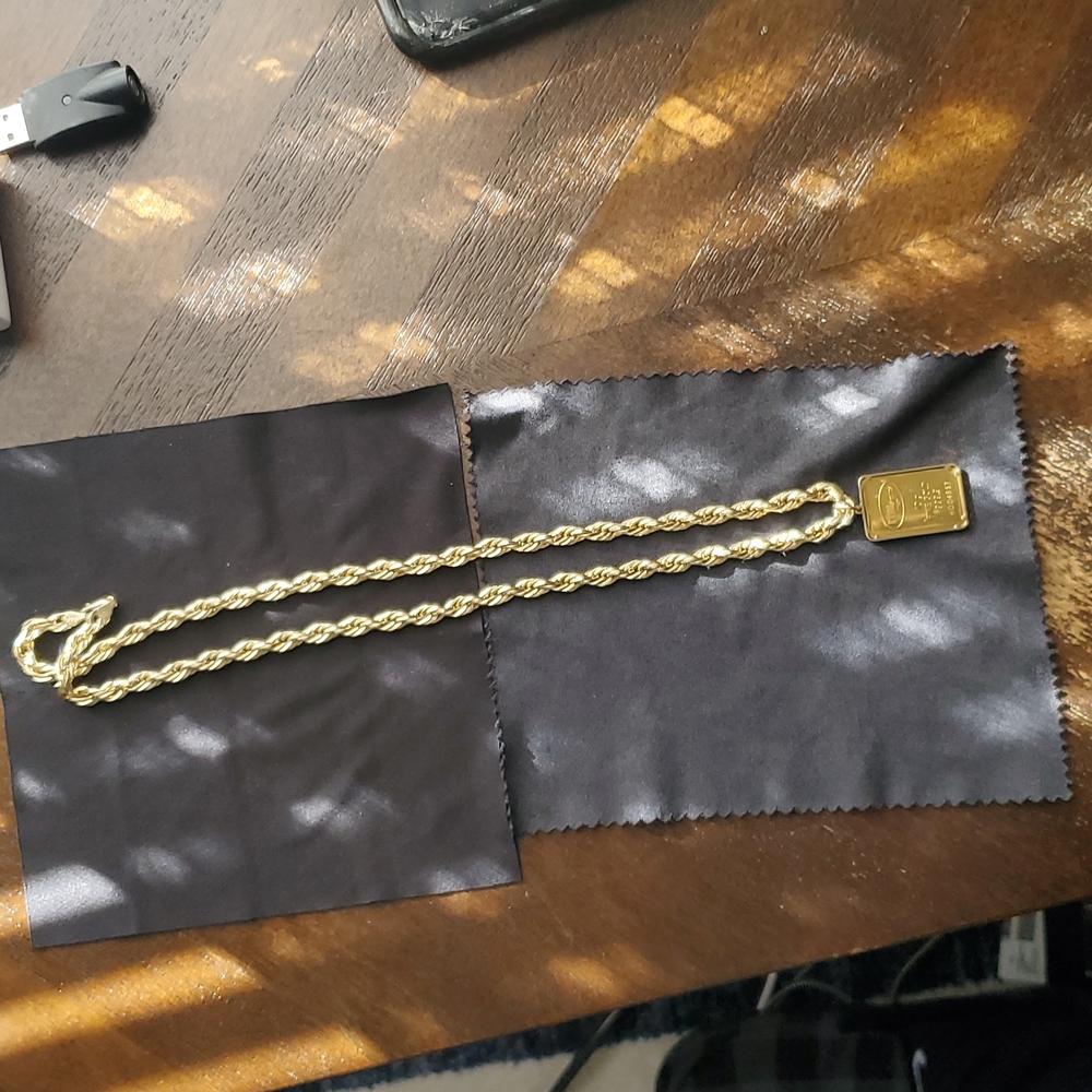 20'gold rope chain with a 14k gold pendant 10 grams